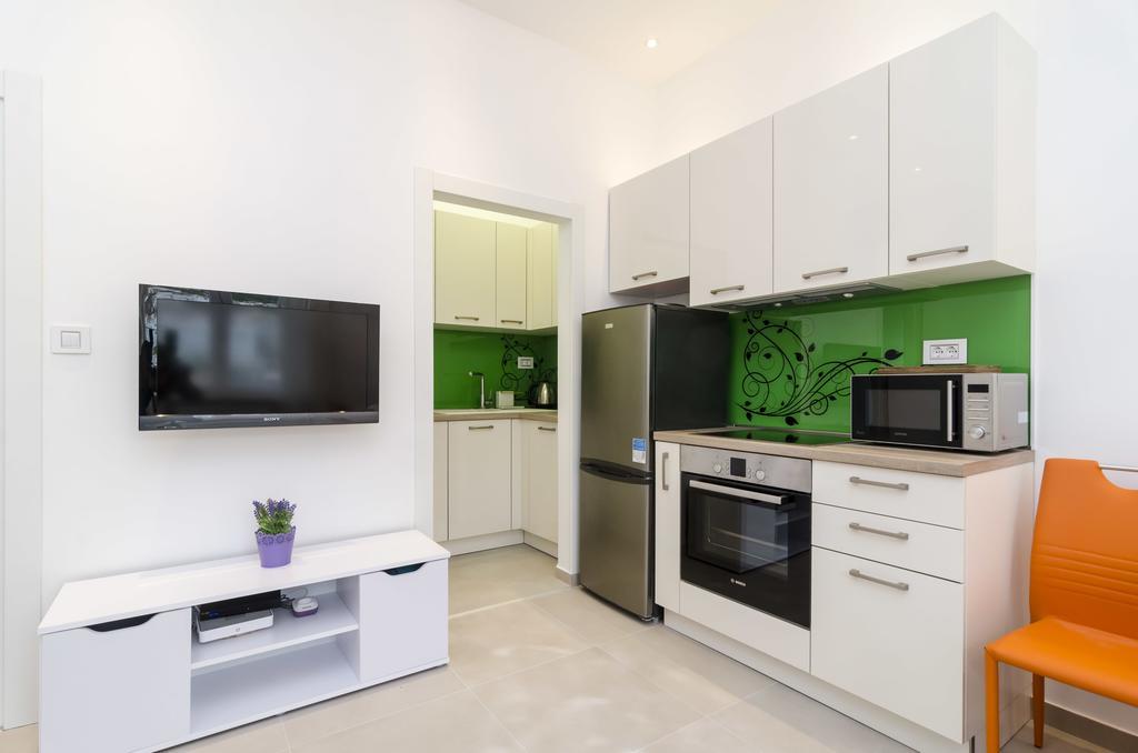 Take That Apartment *